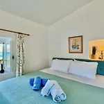 فيلة Beachfront By Dadovillas Apraos