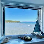 Beachfront By Dadovillas فيلة Apraos
