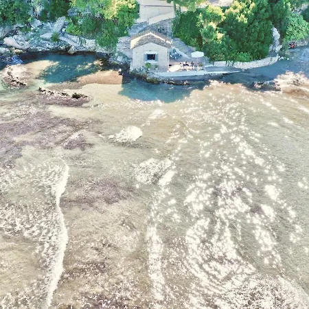 Villa Beachfront By Dadovillas Apraos