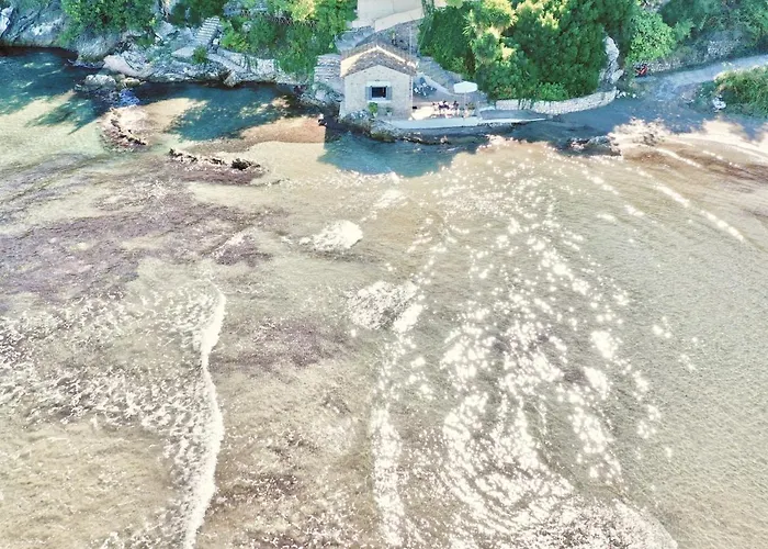 Villa Beachfront By Dadovillas Apraos